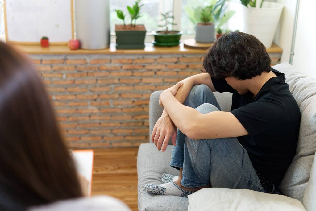 Un adolescent - rdv chez un psychologue