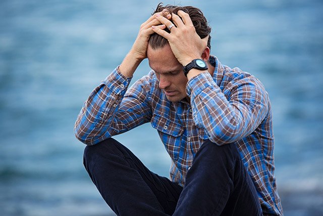Homme adulte en stresse psychologique